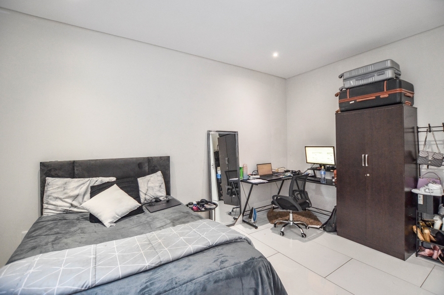 8 Bedroom Property for Sale in Kenridge Western Cape